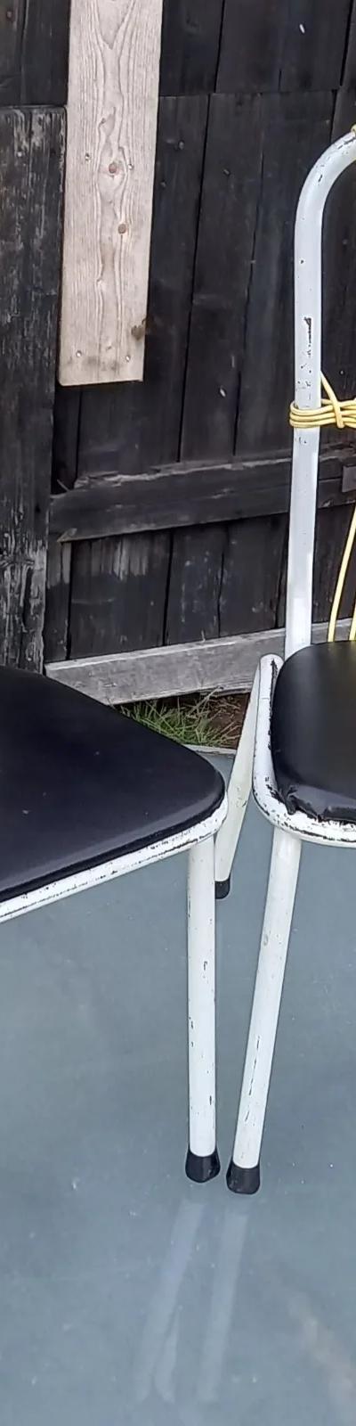 Barnstolar i metall och plast