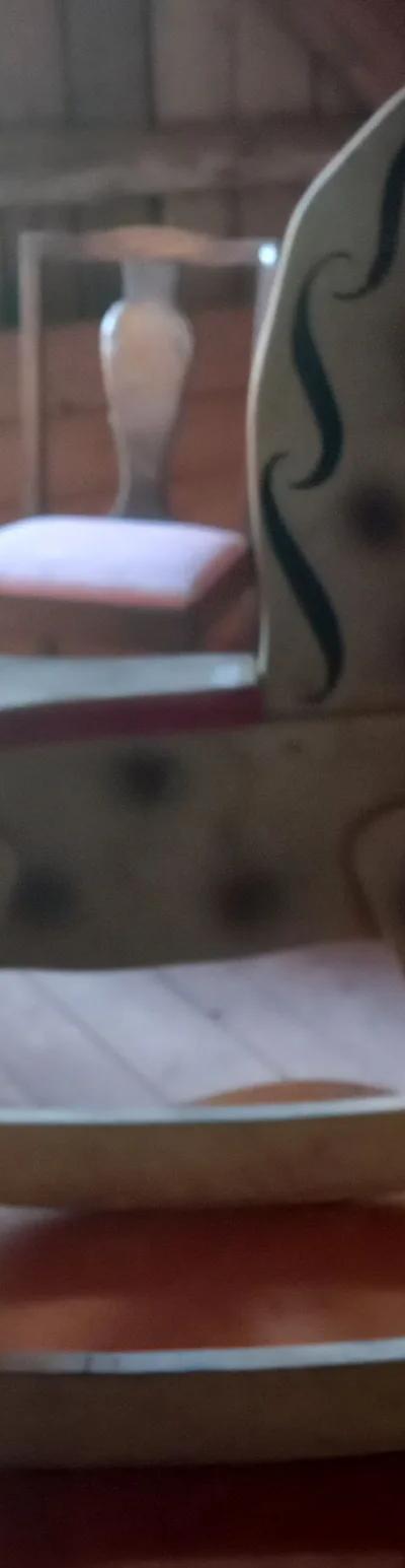 Trägunghäst med handmålad dekor